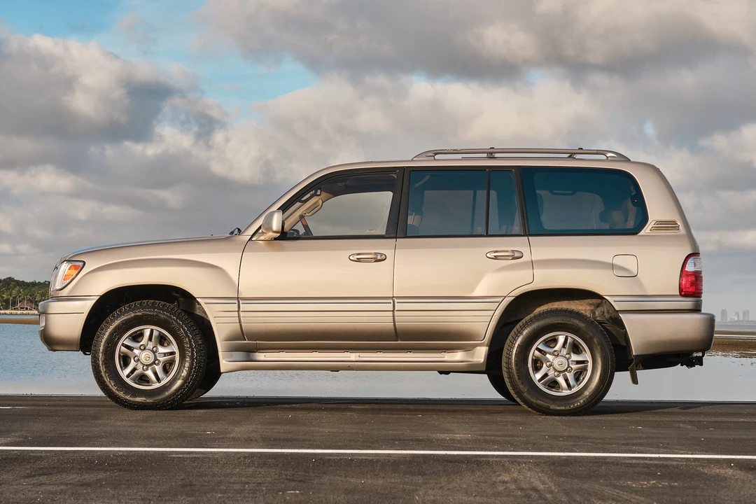2001 Lexus LX 2nd Gen - Image 24 of 31