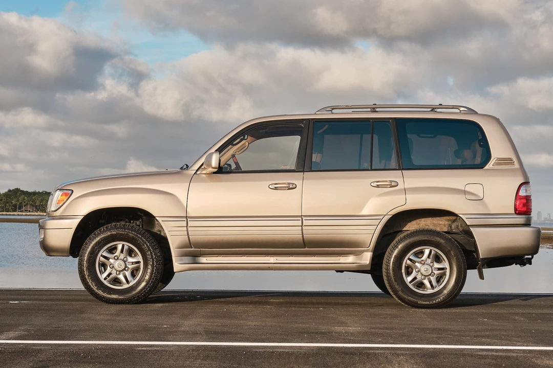 2001 Lexus LX 2nd Gen - Image 21 of 31