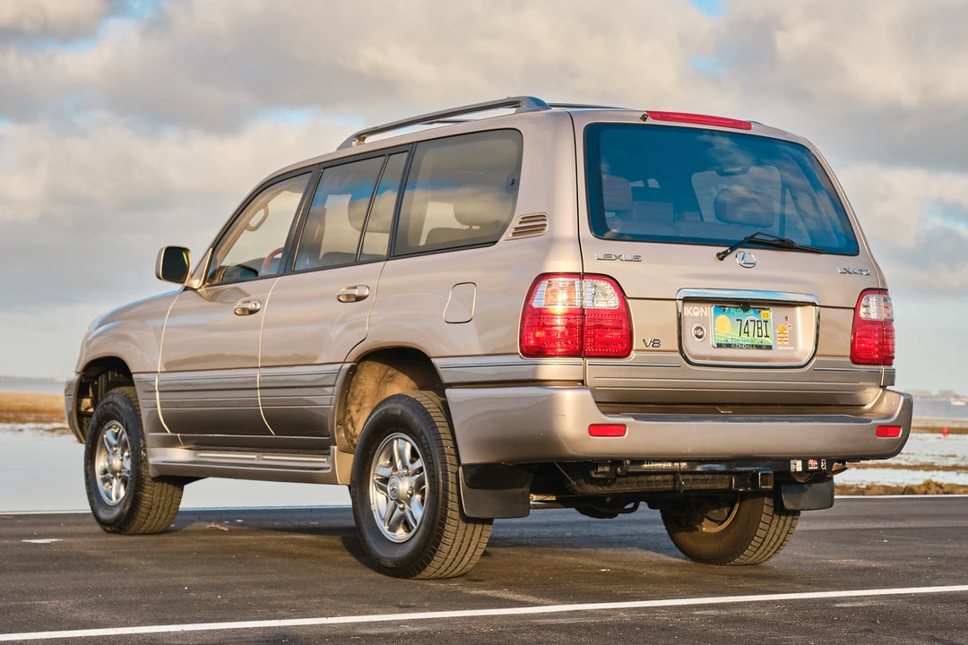 2001 Lexus LX 2nd Gen - Image 28 of 31