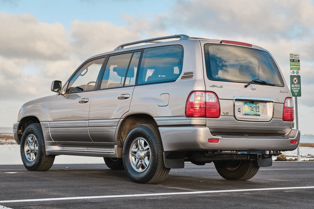 2001 Lexus LX 2nd Gen - Image 26 of 31