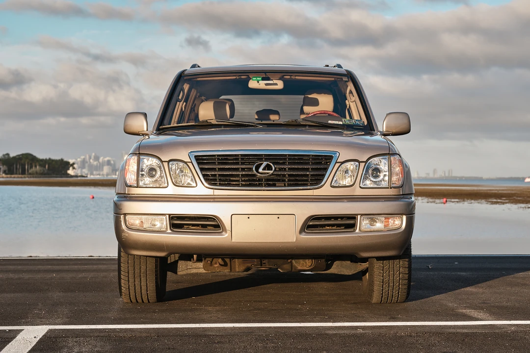 2001 Lexus LX 2nd Gen - Image 12 of 31