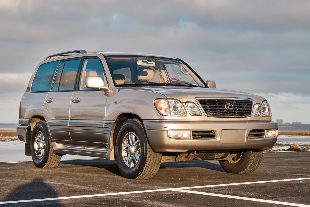 2001 Lexus LX 2nd Gen - Image 5 of 31
