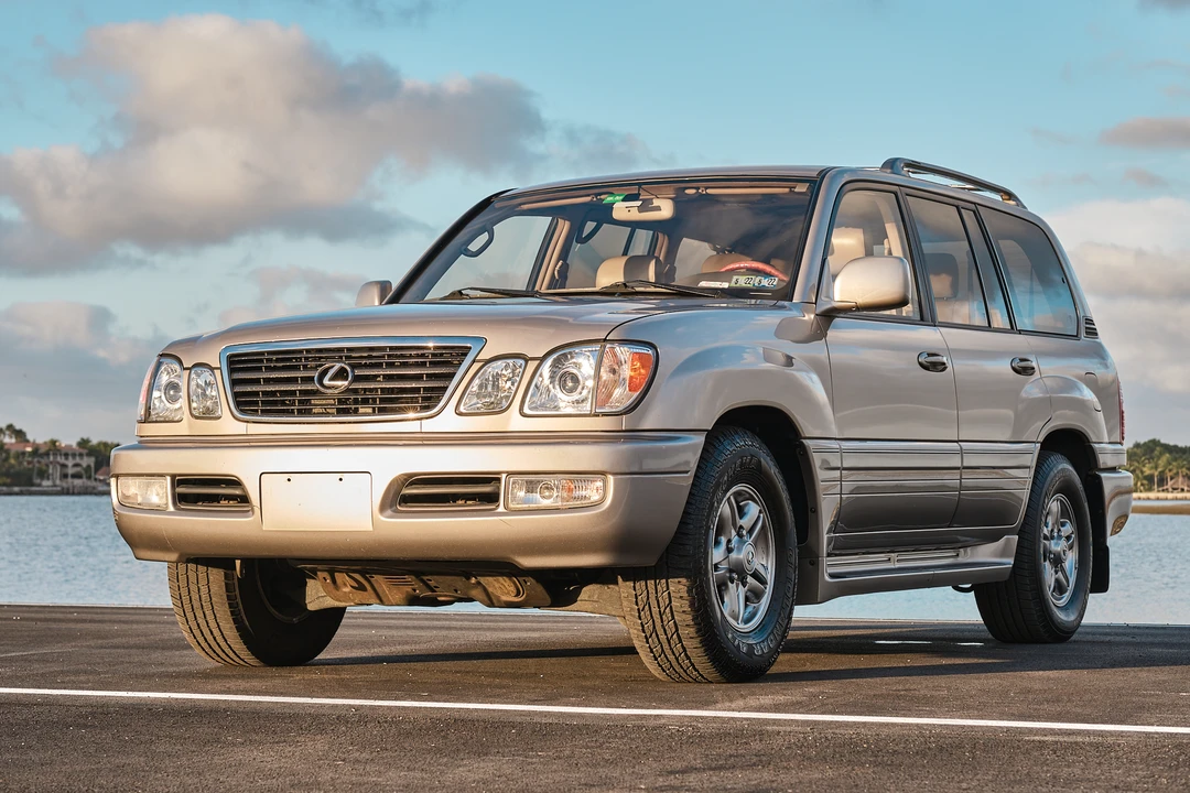 2001 Lexus LX 2nd Gen - Image 15 of 31