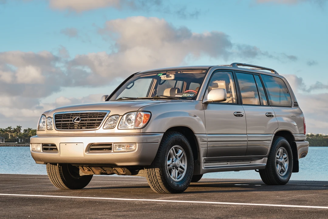 2001 Lexus LX 2nd Gen - Image 16 of 31