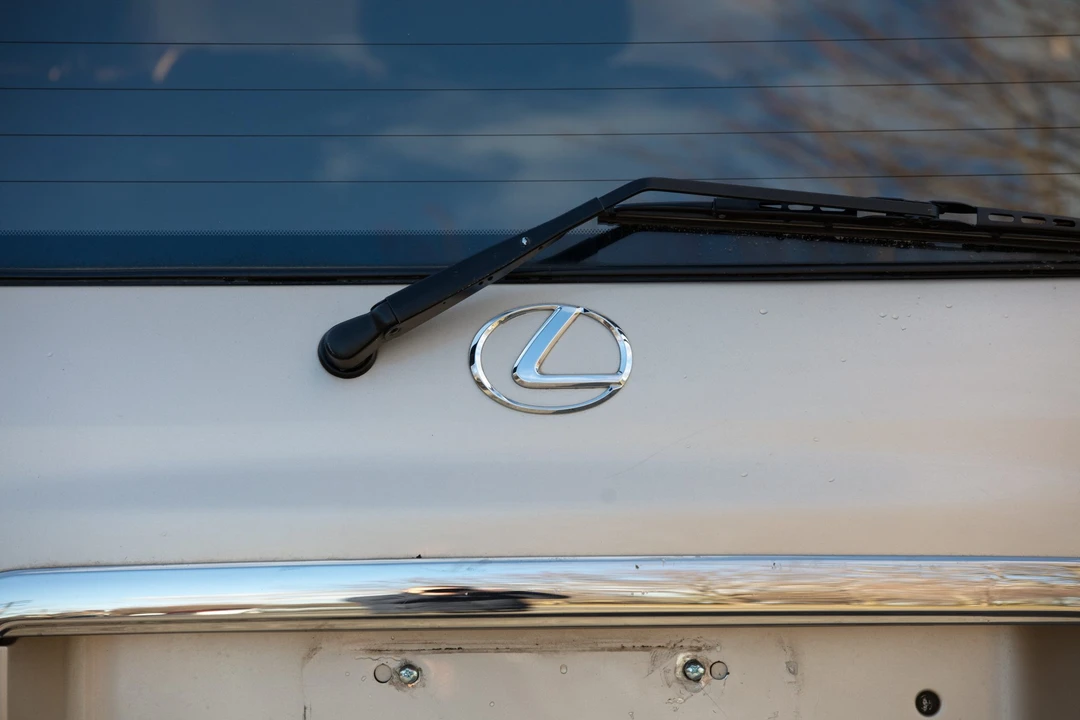 2001 Lexus LX 2nd Gen - Image 15 of 31