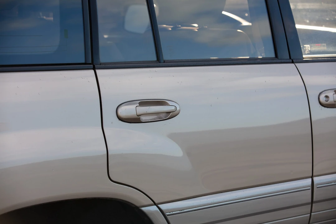 2001 Lexus LX 2nd Gen - Image 19 of 31