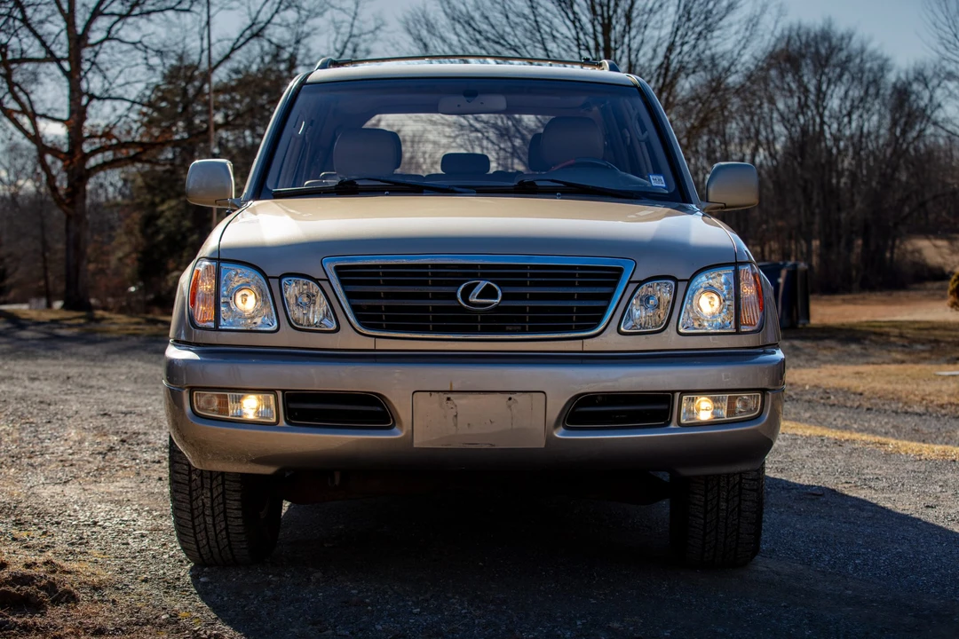 2001 Lexus LX 2nd Gen - Image 12 of 31