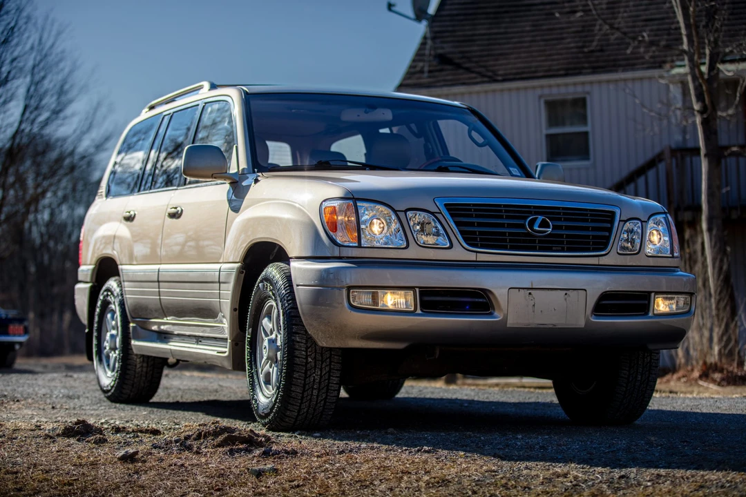 2001 Lexus LX 2nd Gen - Image 11 of 31