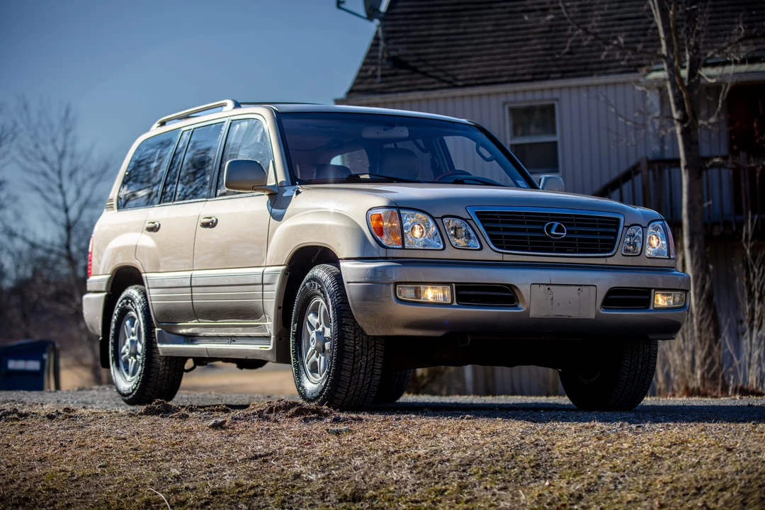 2001 Lexus LX 2nd Gen - Image 10 of 31
