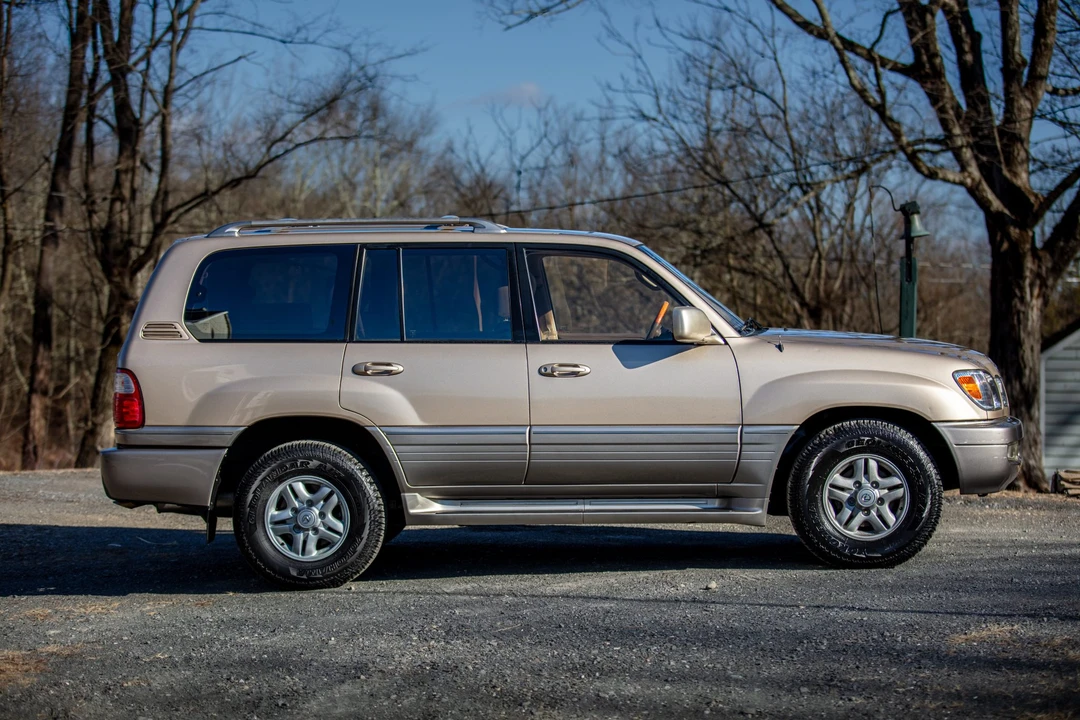 2001 Lexus LX 2nd Gen - Image 8 of 31