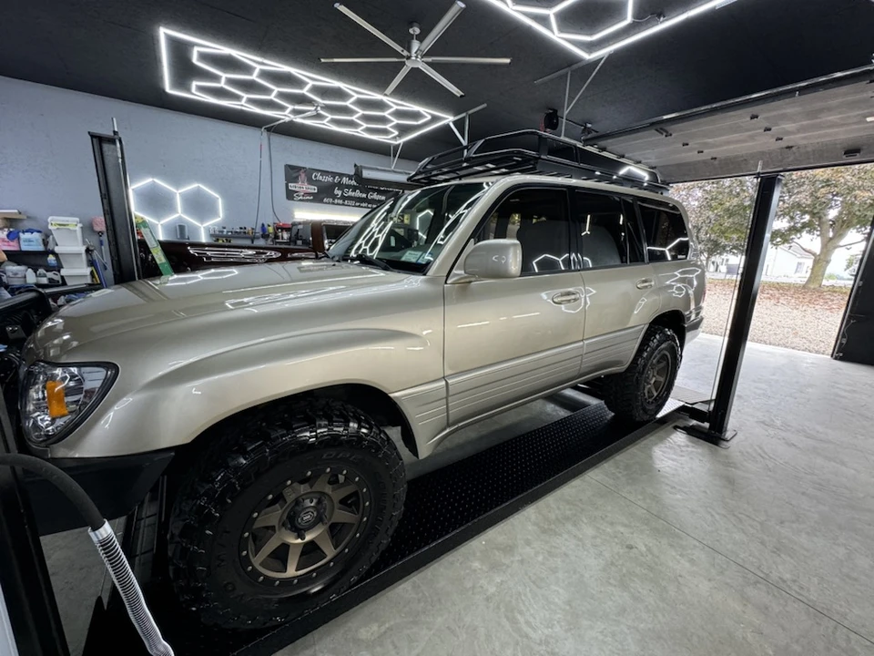 2001 Lexus LX 2nd Gen - Image 28 of 31
