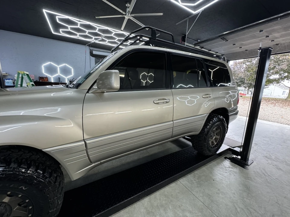 2001 Lexus LX 2nd Gen - Image 27 of 31