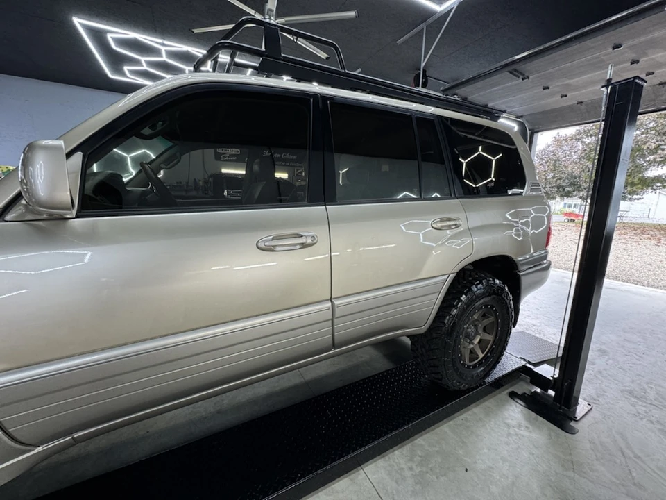 2001 Lexus LX 2nd Gen - Image 26 of 31