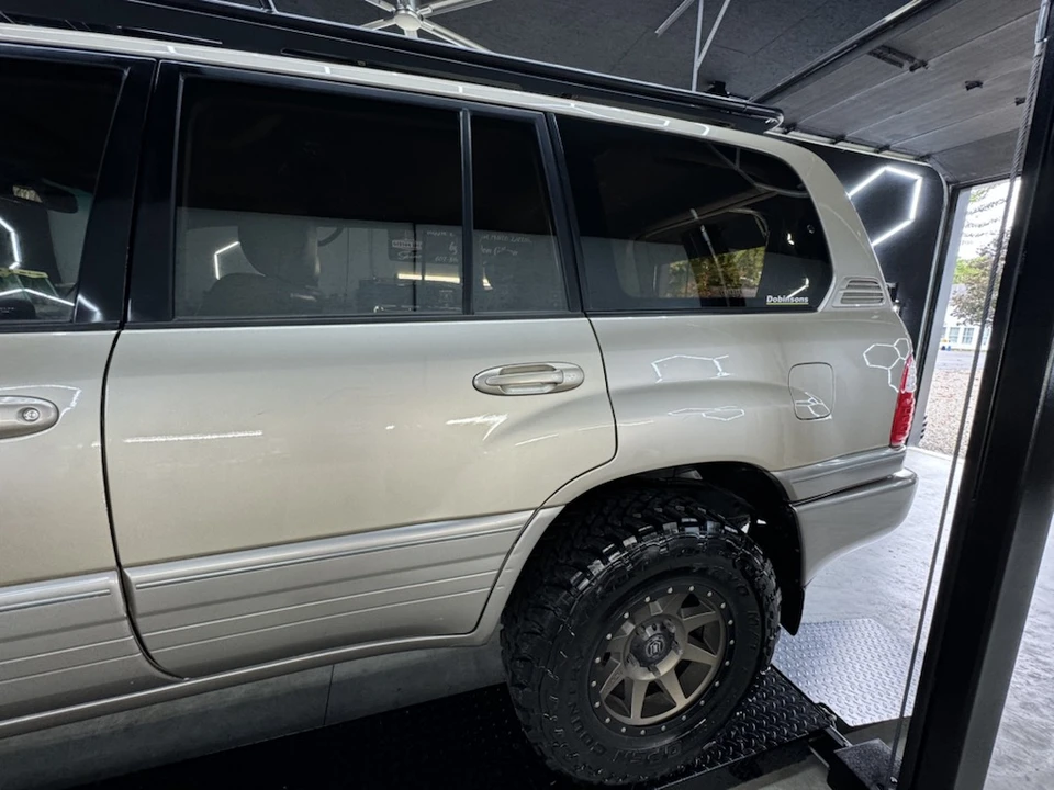 2001 Lexus LX 2nd Gen - Image 25 of 31