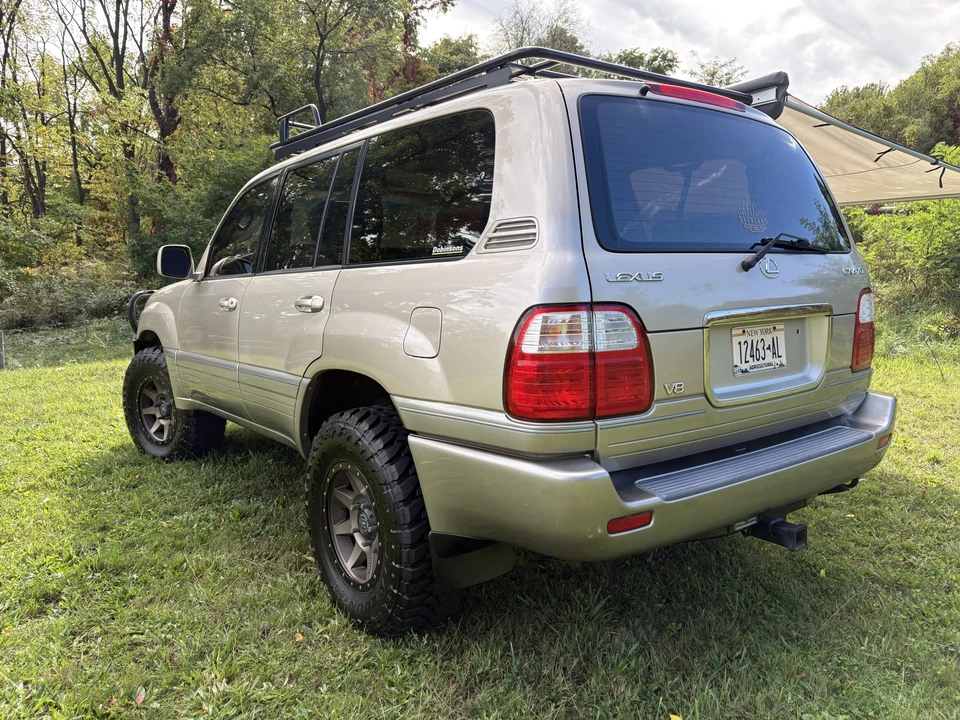 2001 Lexus LX 2nd Gen - Image 11 of 31