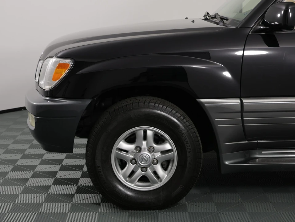 2001 Lexus LX 2nd Gen - Image 23 of 31