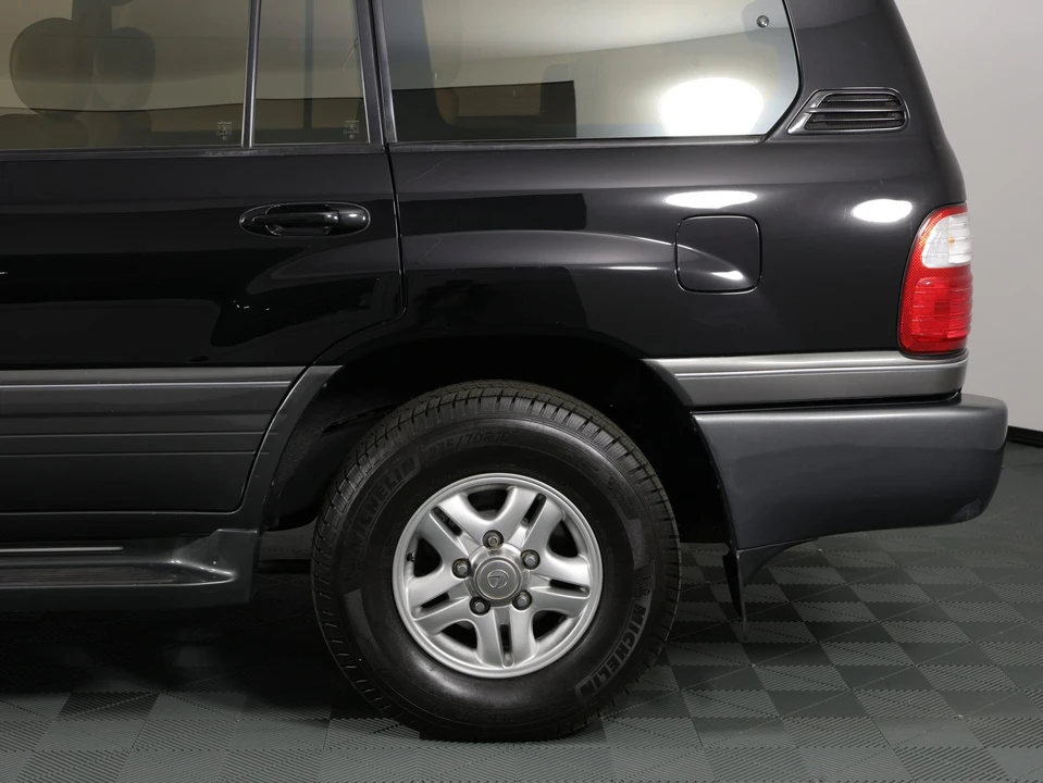 2001 Lexus LX 2nd Gen - Image 25 of 31