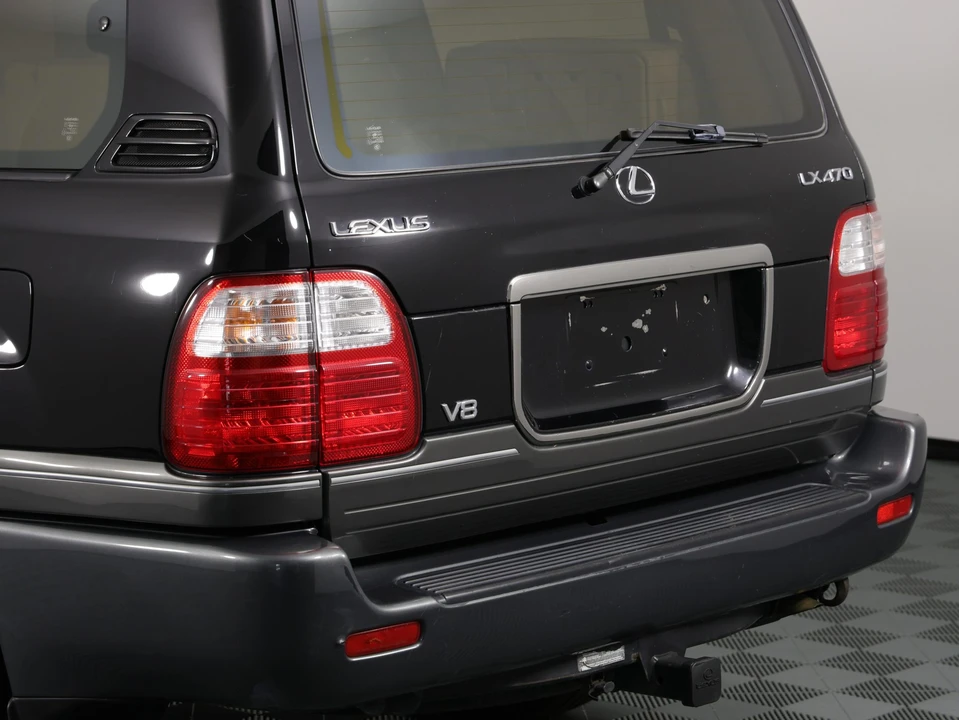 2001 Lexus LX 2nd Gen - Image 26 of 31
