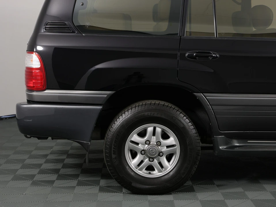 2001 Lexus LX 2nd Gen - Image 30 of 31