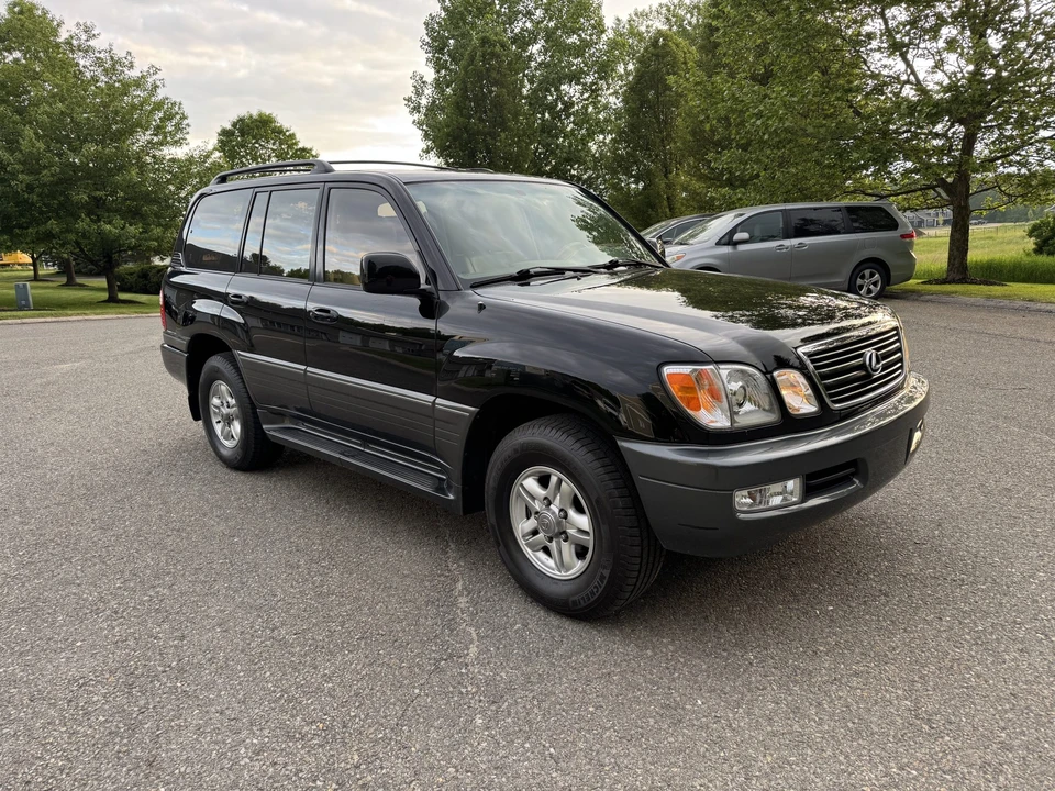 2001 Lexus LX 2nd Gen - Image 17 of 31