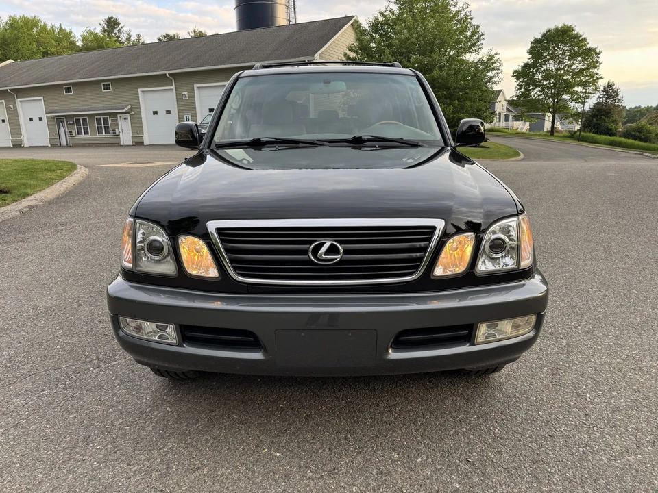 2001 Lexus LX 2nd Gen - Image 18 of 31