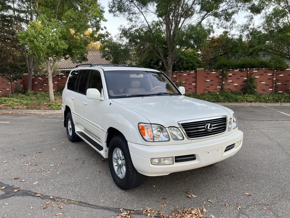 2001 Lexus LX 2nd Gen - Image 18 of 31