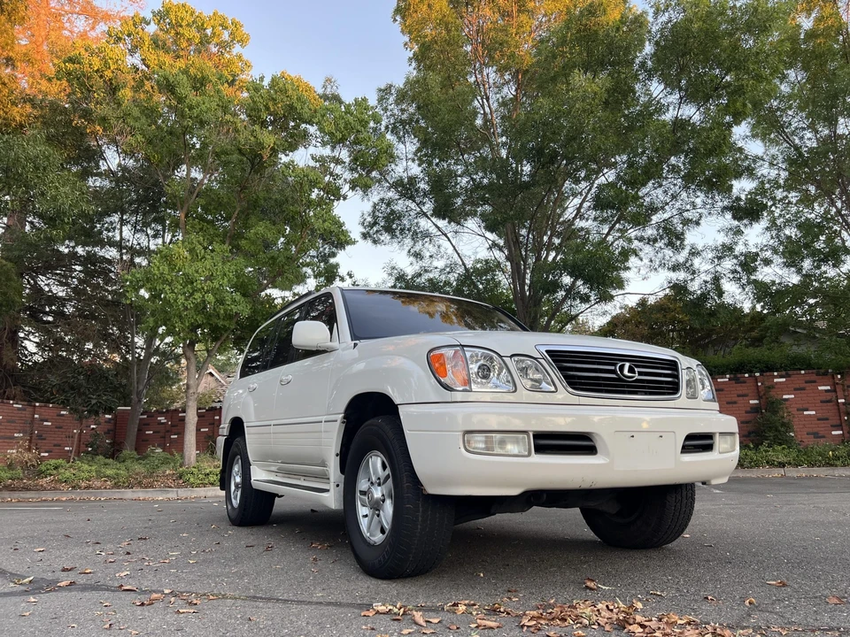 2001 Lexus LX 2nd Gen - Image 19 of 31