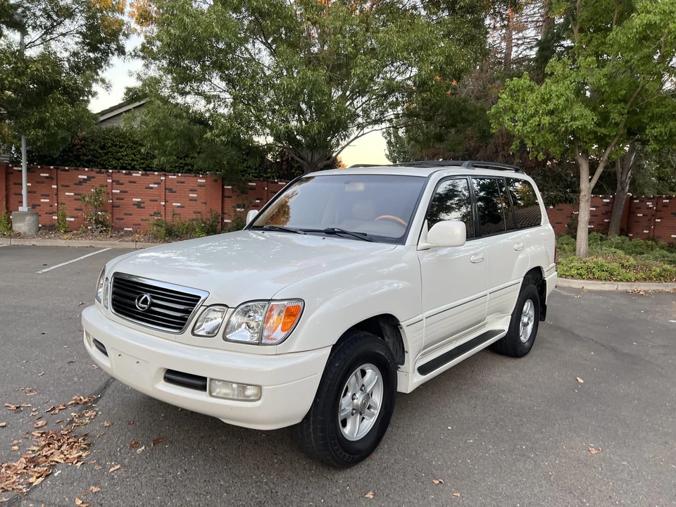 2001 Lexus LX 2nd Gen - Image 4 of 31