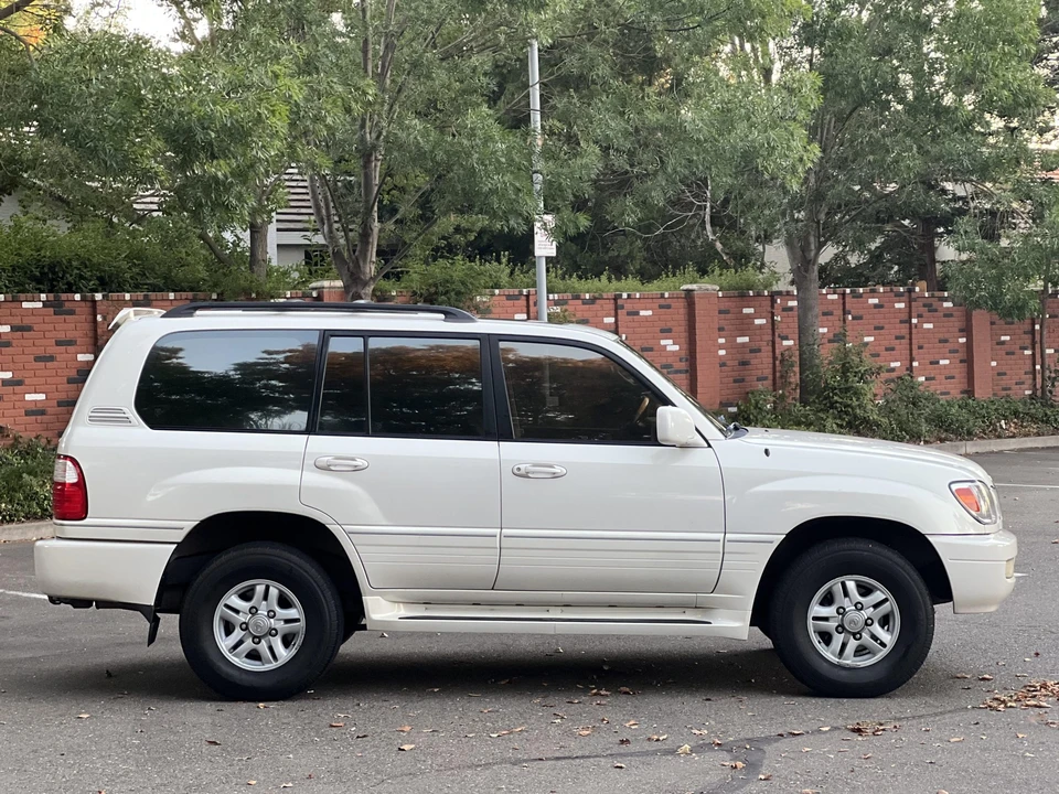 2001 Lexus LX 2nd Gen - Image 16 of 31