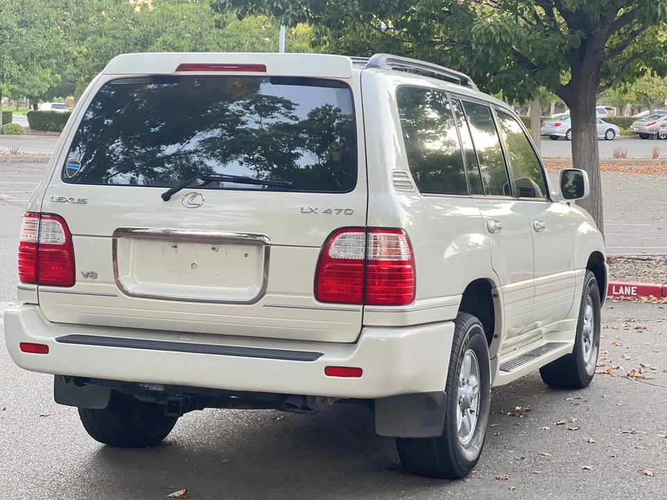2001 Lexus LX 2nd Gen - Image 14 of 31