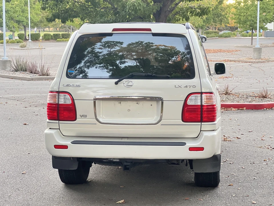 2001 Lexus LX 2nd Gen - Image 11 of 31