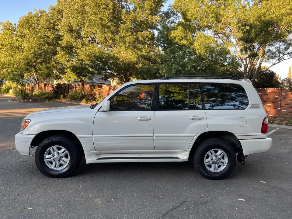 2001 Lexus LX 2nd Gen - Image 6 of 31