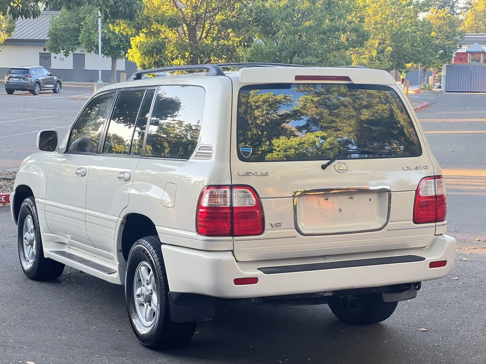 2001 Lexus LX 2nd Gen - Image 9 of 31