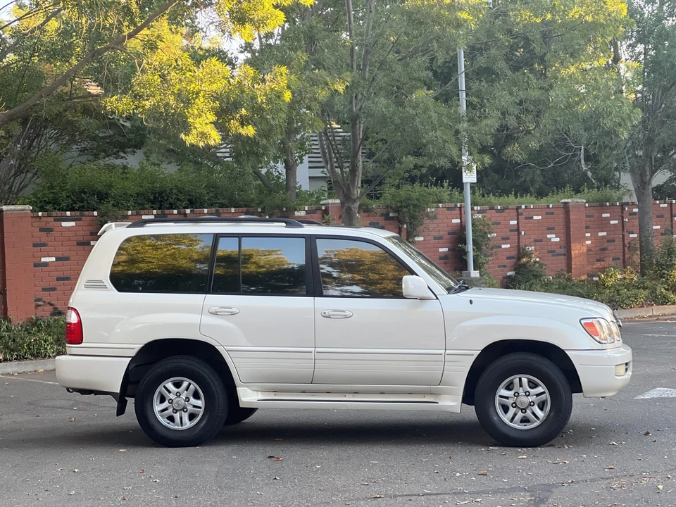 2001 Lexus LX 2nd Gen - Image 15 of 31