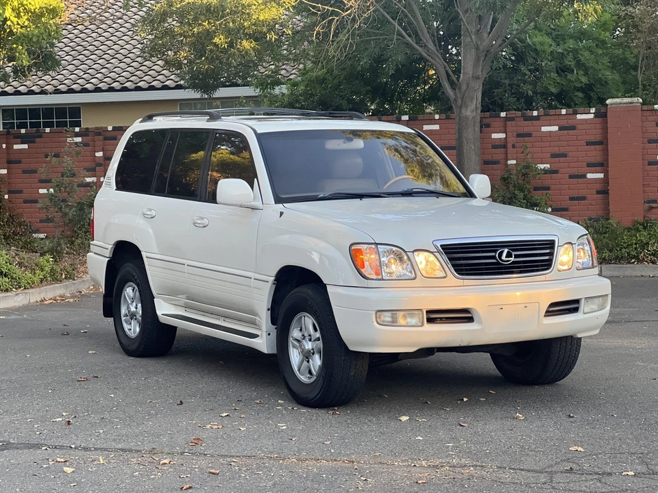 2001 Lexus LX 2nd Gen - Image 17 of 31