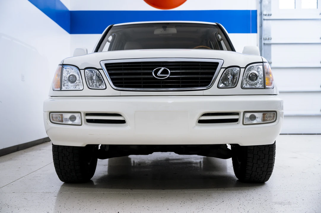 2001 Lexus LX 2nd Gen - Image 10 of 31