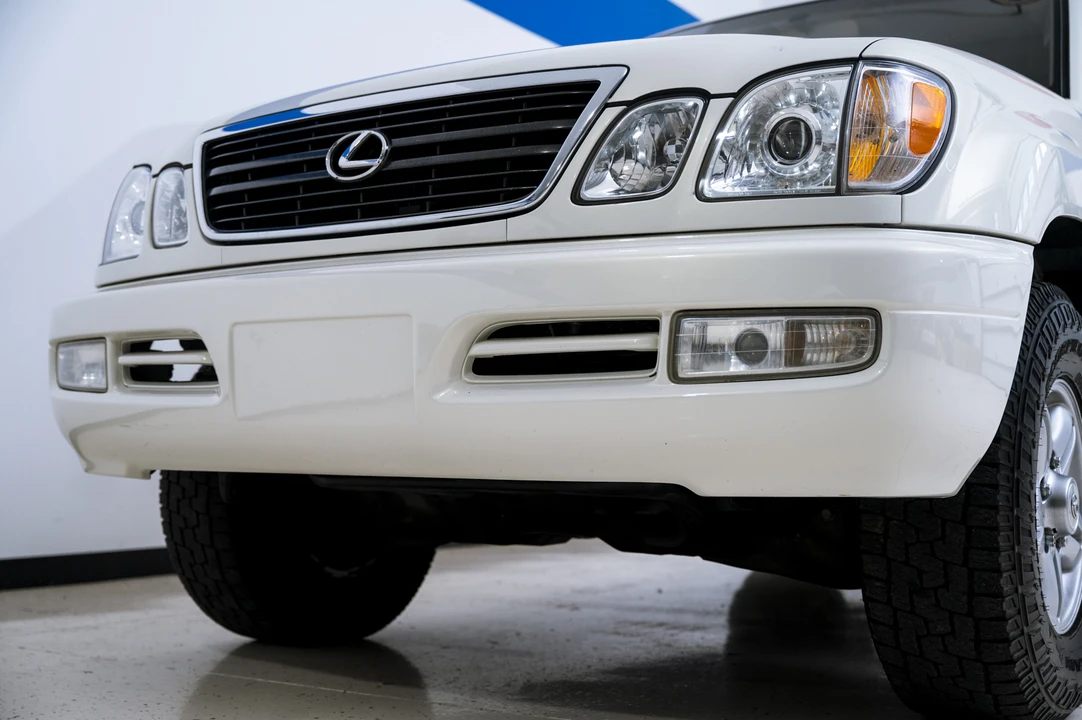 2001 Lexus LX 2nd Gen - Image 12 of 31