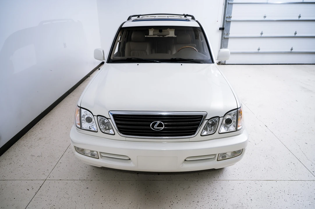 2001 Lexus LX 2nd Gen - Image 11 of 31