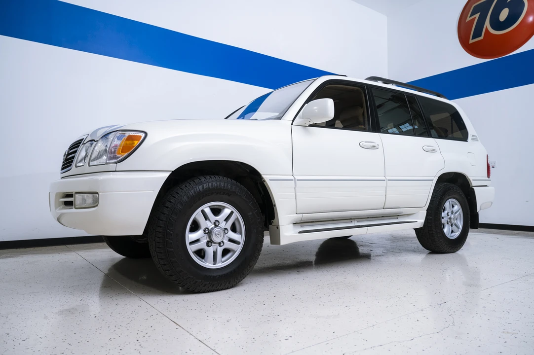 2001 Lexus LX 2nd Gen - Image 2 of 31