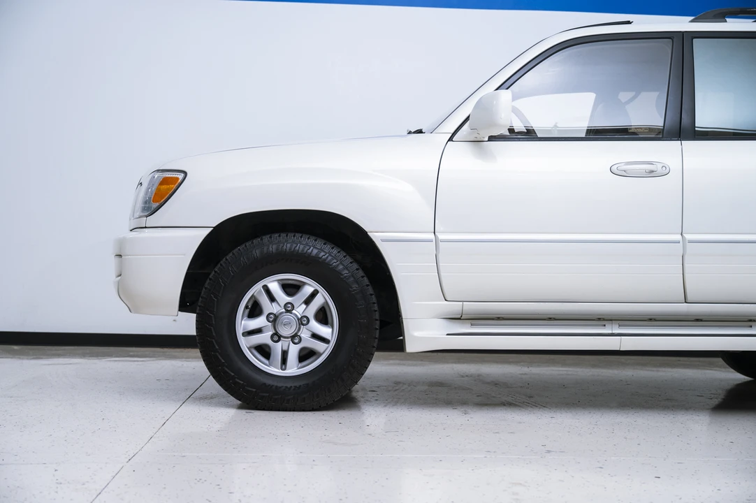 2001 Lexus LX 2nd Gen - Image 13 of 31