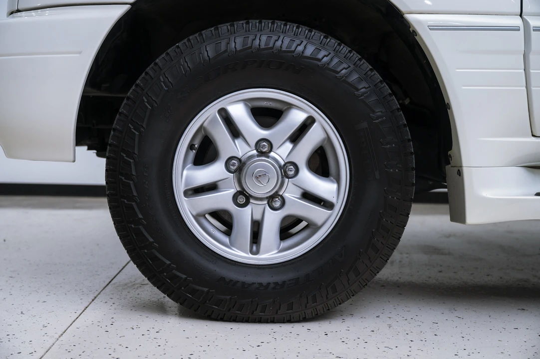 2001 Lexus LX 2nd Gen - Image 30 of 31