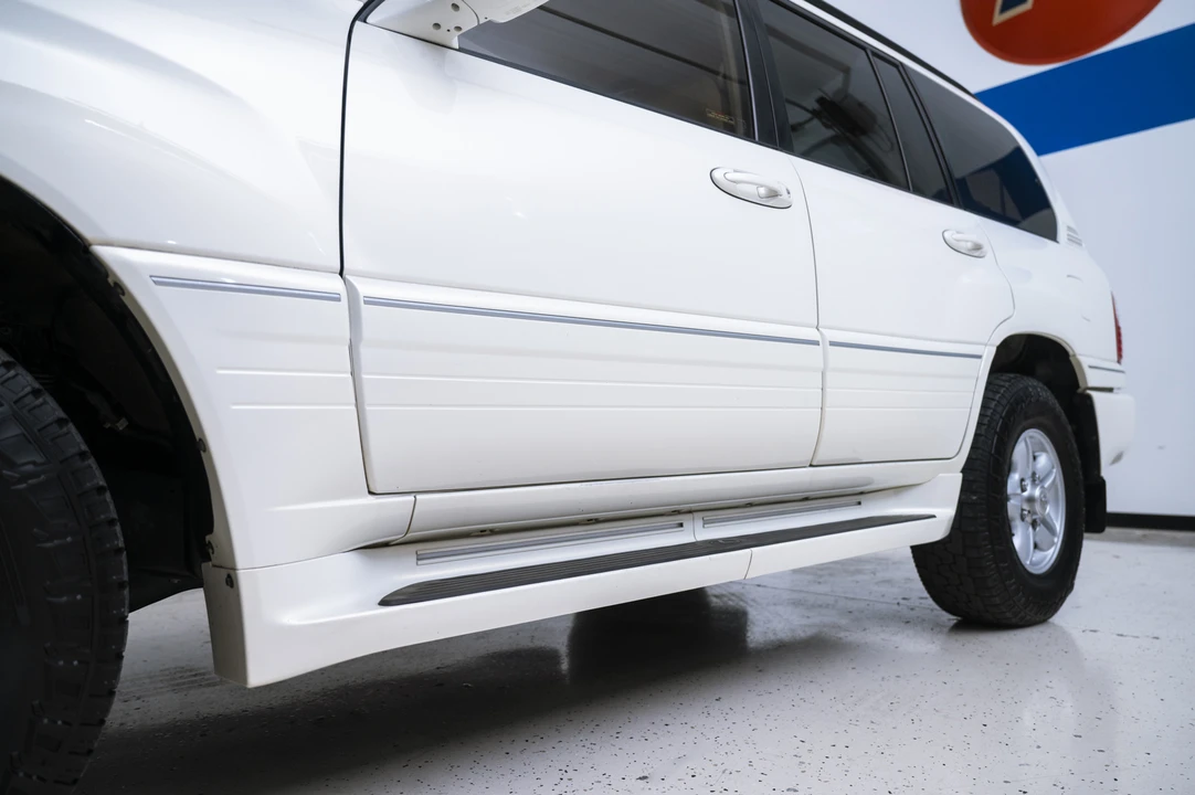 2001 Lexus LX 2nd Gen - Image 18 of 31