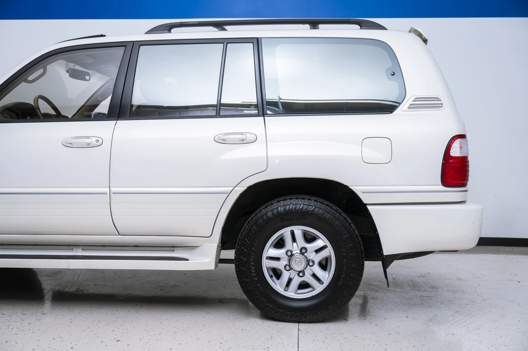 2001 Lexus LX 2nd Gen - Image 14 of 31