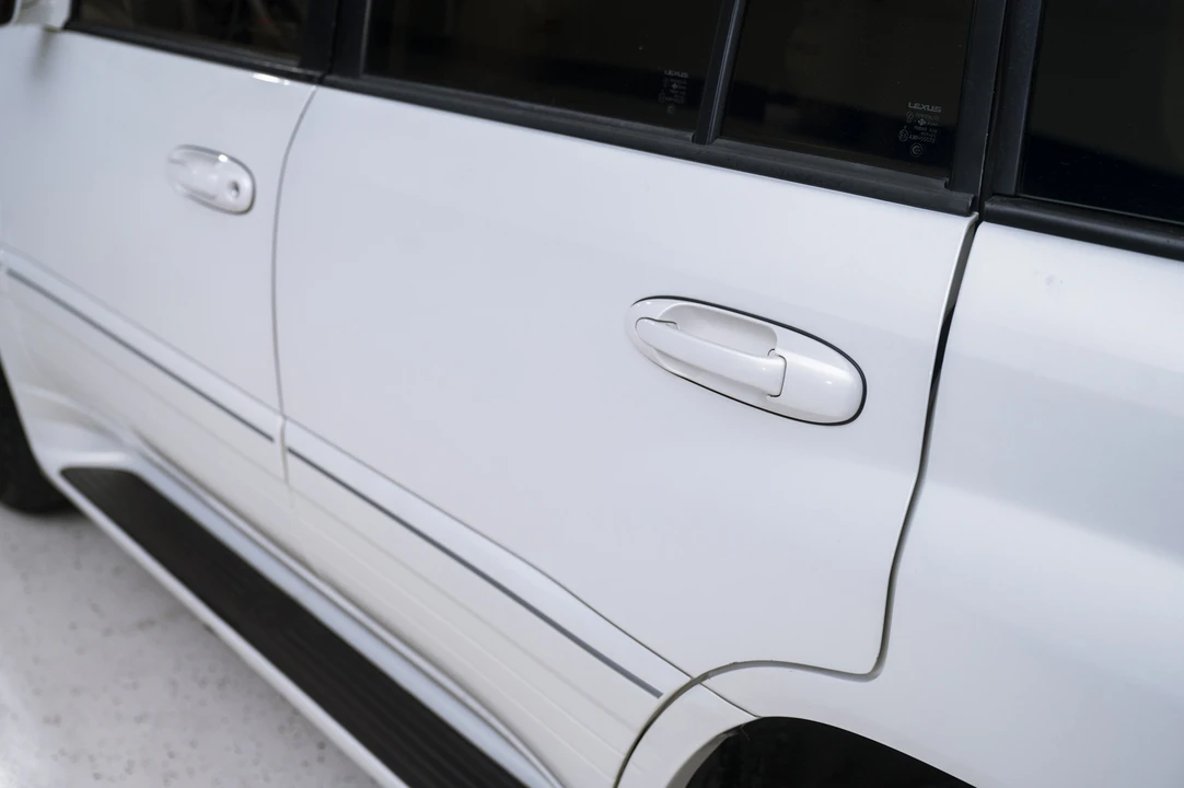 2001 Lexus LX 2nd Gen - Image 17 of 31