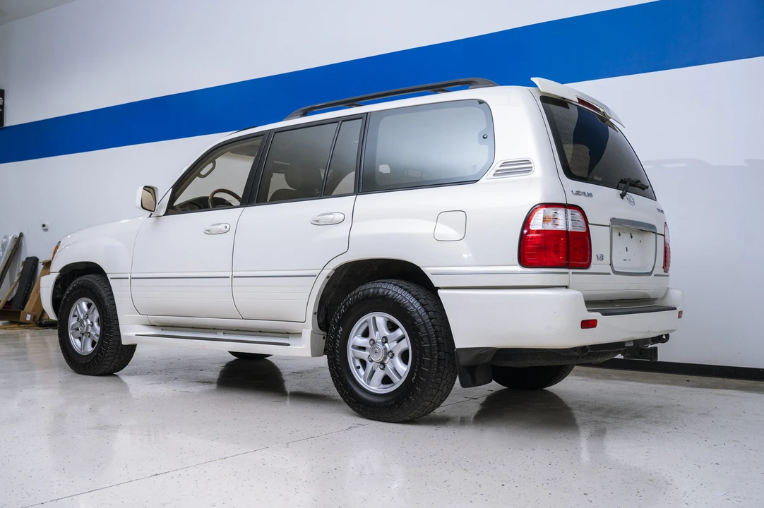 2001 Lexus LX 2nd Gen - Image 4 of 31