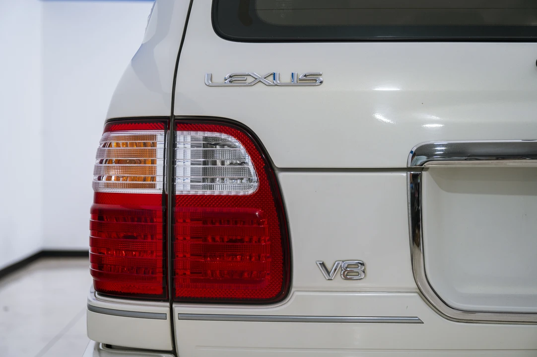 2001 Lexus LX 2nd Gen - Image 22 of 31