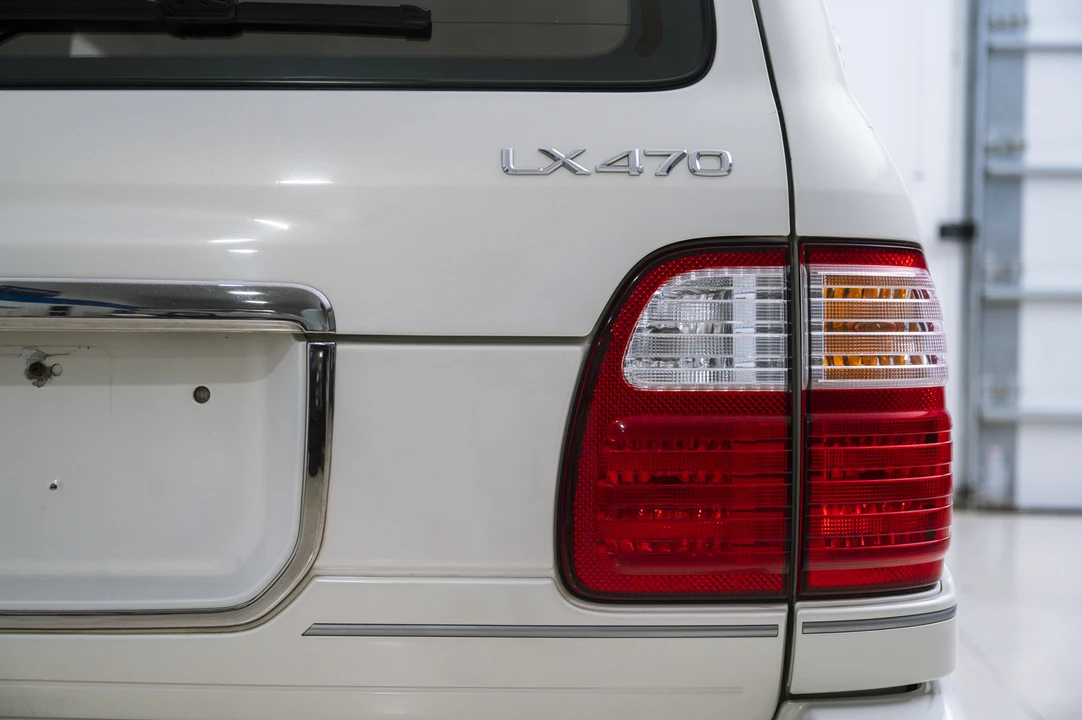 2001 Lexus LX 2nd Gen - Image 23 of 31