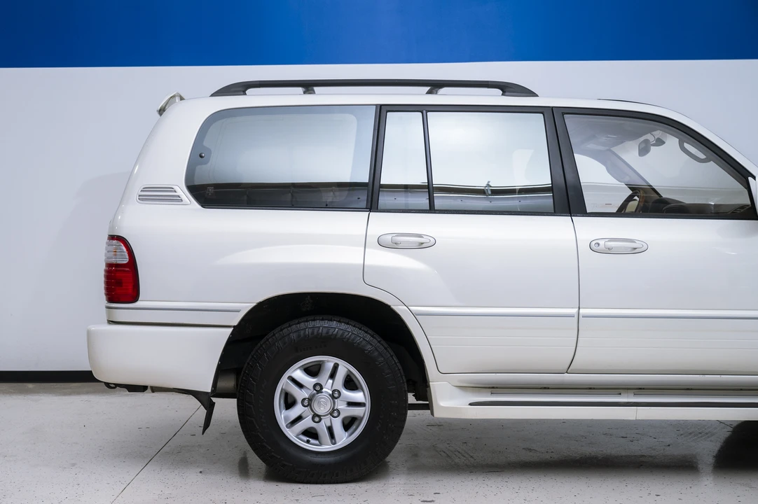 2001 Lexus LX 2nd Gen - Image 15 of 31