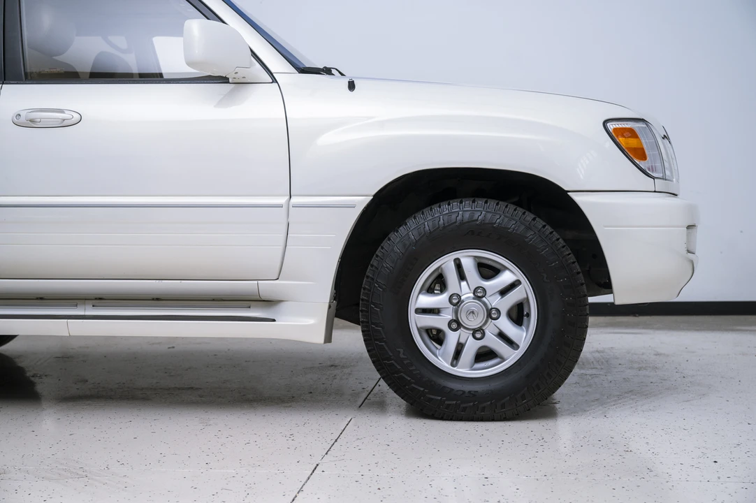 2001 Lexus LX 2nd Gen - Image 16 of 31