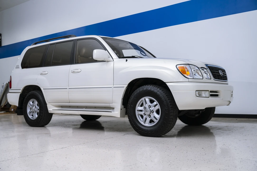 2001 Lexus LX 2nd Gen - Image 9 of 31